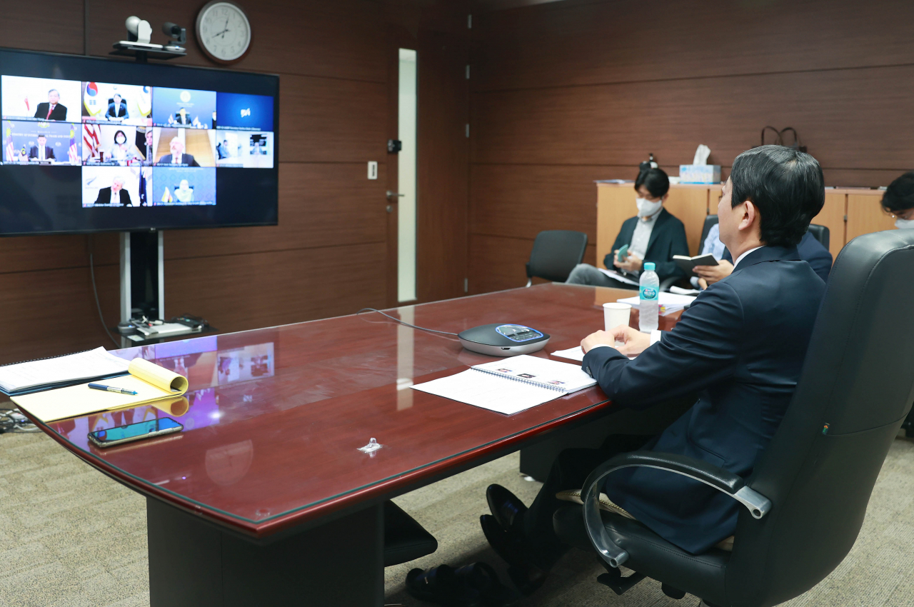 안덕근 산업통상자원부 통상교섭본부장이 26일 오후 서울 중구 대한상공회의소 영상회의실에서 캐서린 타이 미국 무역대표부(USTR) 대표와 지나 레이몬도 미국 상무부 장관의 공동 주재로 화상으로 열린 '인도태평양 경제프레임워크(IPEF) 장관회의'에 참석해 발언하고 있다. [산업통상자원부 제공］