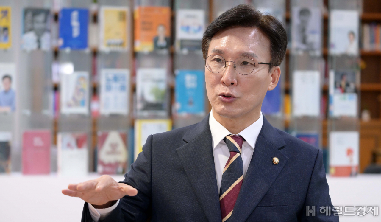 26일 서울 여의도 국회에서 더불어민주당 당대표에 도전하는 김민석 의원이 헤럴드경제와 인터뷰를 하고 있다. 이상섭 기자