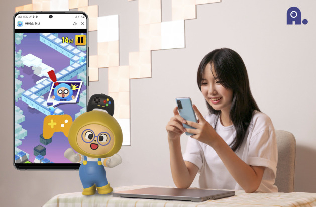 SK텔레콤 모델이 인공지능(AI) 서비스 ‘A.(에이닷)’에 추가된 ‘A. tv’, ‘A. 게임’ 등 새로운 서비스를 이용하고 있다. [SK텔레콤 제공]