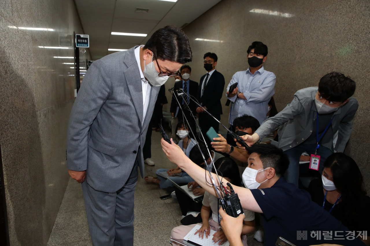 국민의힘 권성동 당대표 직무대행 겸 원내대표가 27일 국회로 등원해 원내대표실 앞에서 전날 본회의장에서 윤석열 대통령과의 문자내용 공개와 관련해 입장을 밝힌뒤 국민들께 사과하며 인사하고 있다. 이상섭 기자