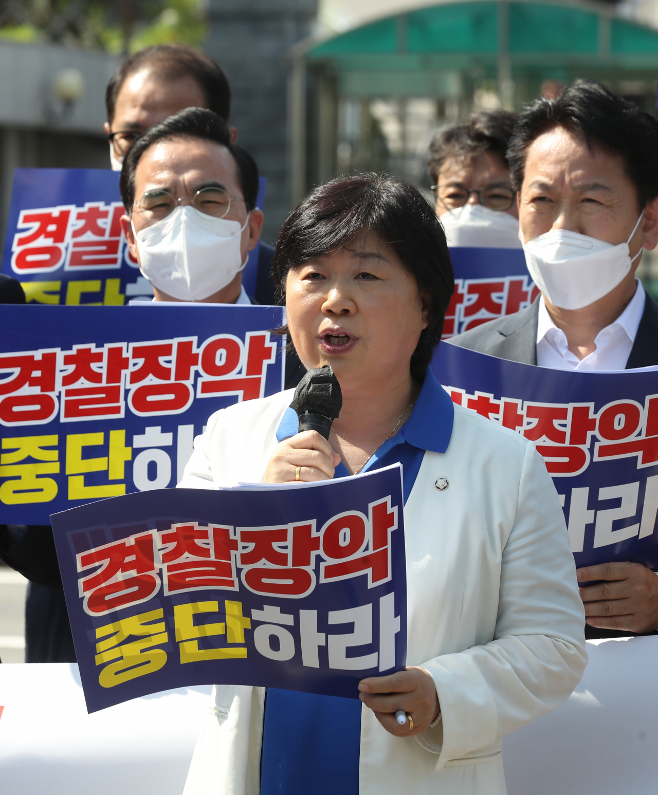 더불어민주당 경찰장악 저지대책단장인 서영교 의원이 26일 오전 서울 용산구 대통령 집무실 인근에서 열린 '윤석열 정권 경찰장악 규탄' 기자회견에서 발언하고 있다. [연합]