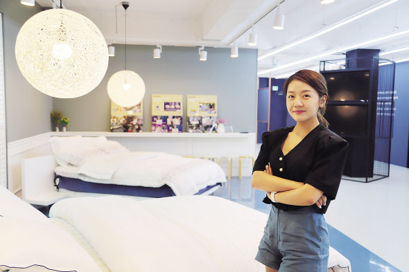 김지연 월드홈닥터 대표가 경기 안양에 위치한 본사 전시장에서 제품을 설명하고 있다. [월드홈닥터 제공]
