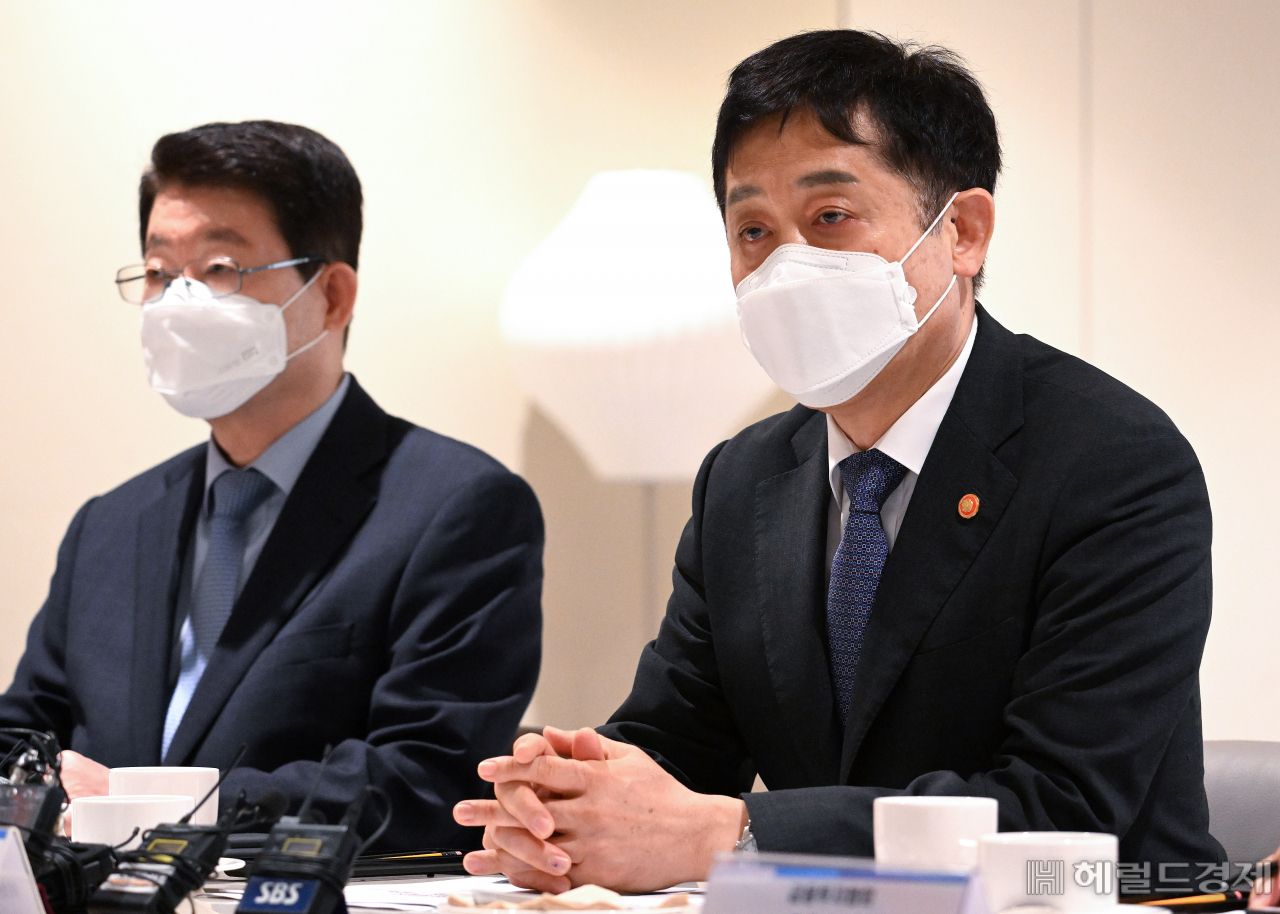 김주현 금융위원장(오른쪽)이 27일 서울 중구 전국은행연합회관에서 열린 금융권 협회장 간담회에 참석해 인사말을 하고 있다. 임세준 기자