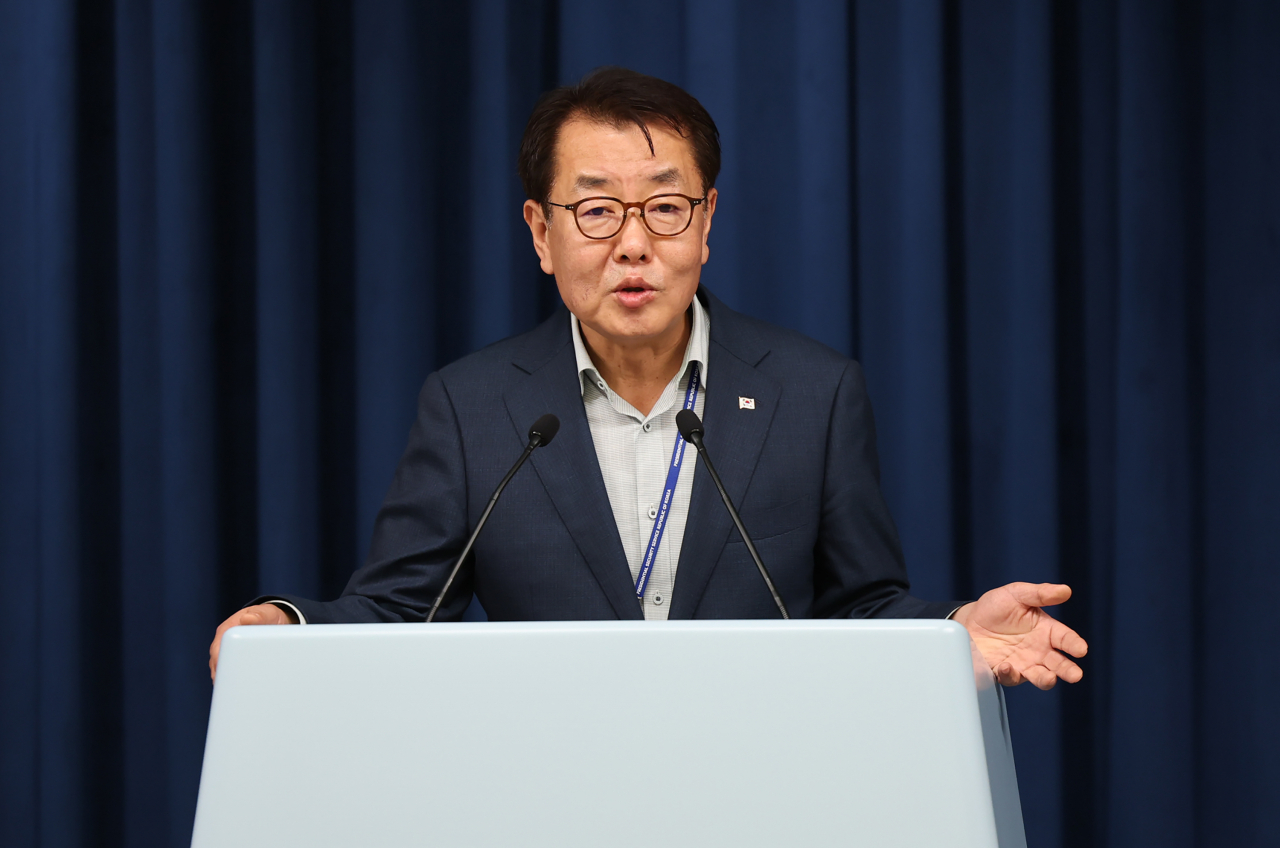 27일 오전 서울 용산 대통령실 청사에서 최영범 홍보수석이 권성동 당대표 직무대행 겸 원내대표와 윤석열 대통령 간 문자대화가 언론보도를 통해 노출된 것과 관련해 취재진의 질문에 답하고 있다. [연합]