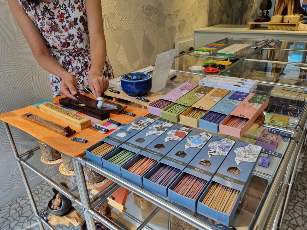 Incense grows in popularity with mindfulness trend - The Korea Herald