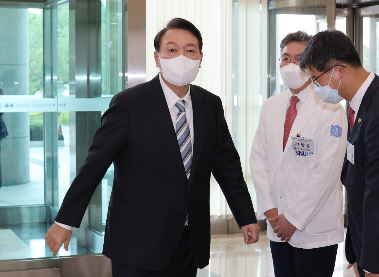 윤석열 대통령이 27일 오전 제4차 비상경제민생회의가 열리는 경기도 성남시 분당서울대학교병원 헬스케어 혁신파크에 도착하고 있다. [연합]
