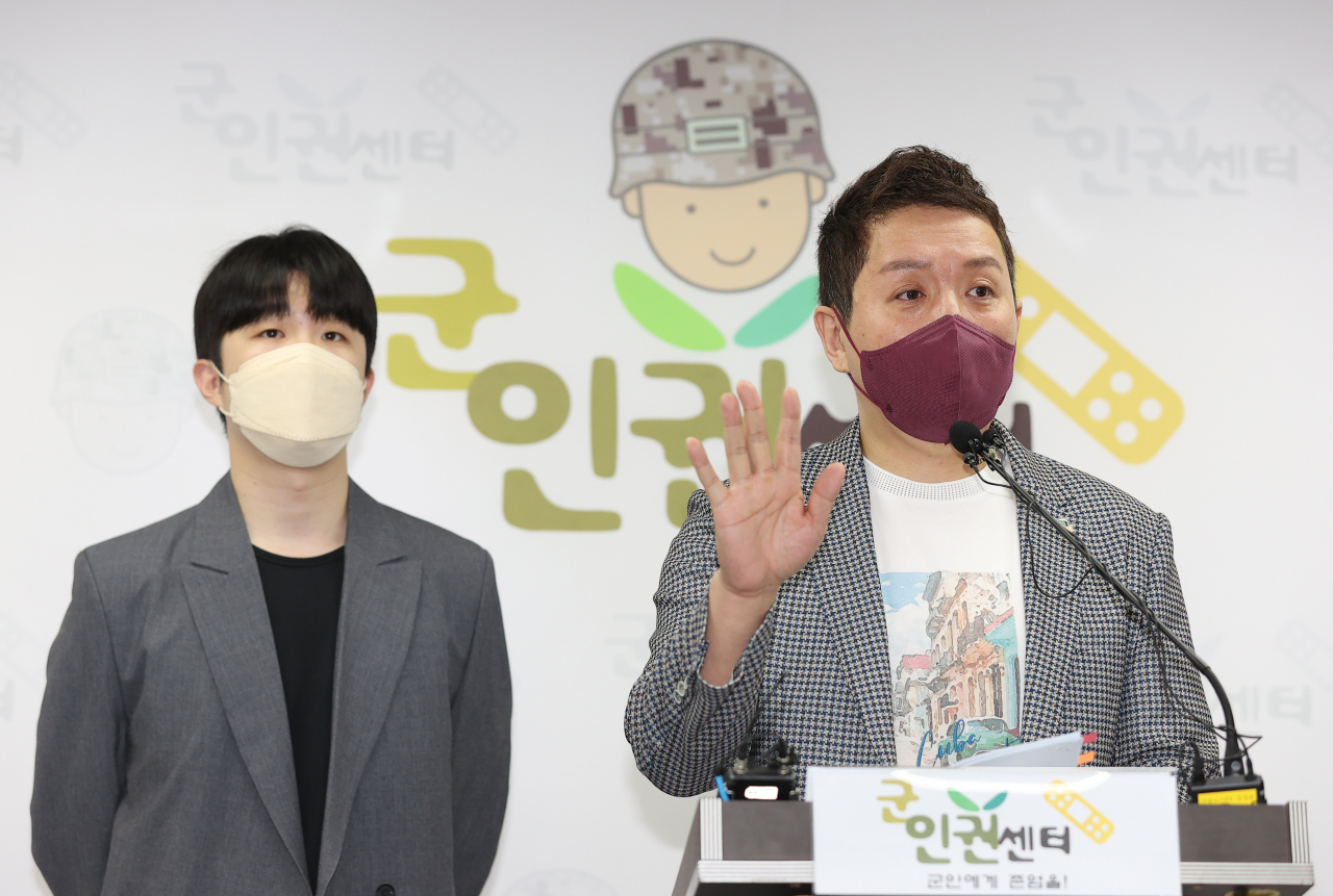 임태훈 군인권센터 소장(오른쪽)이 27일 오전 서울 마포구 군인권센터에서 열린 공군 제20전투비행단 강 하사 사망 사건 초동 브리핑 기자회견에서 발언하고 있다. 옆은 김형남 사무국장. [연합]