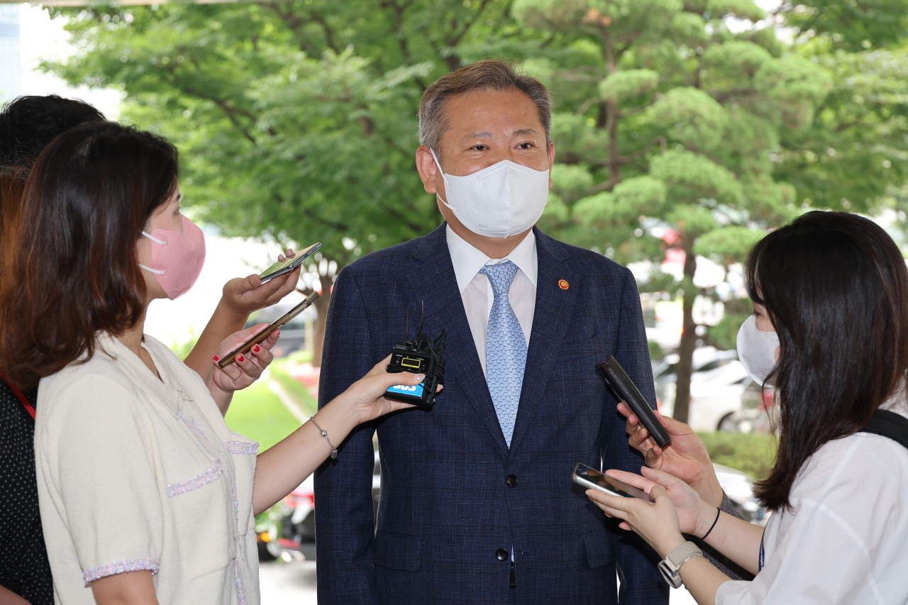 이상민 행정안전부 장관이 27일 오전 정부서울청사에 출근하며 기자의 질문에 답하고 있다. [연합]