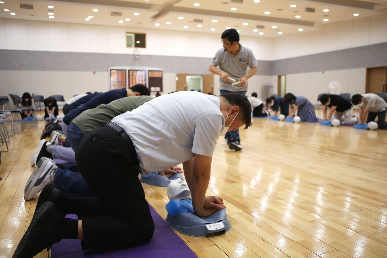 서울 은평구직원들이 심폐소생술 교육을 받고 있는 모습. [은평구 제공]