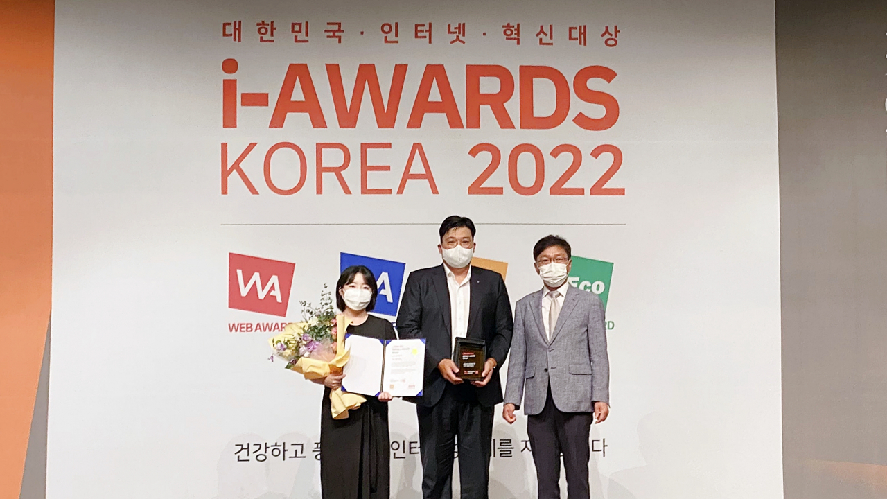하이원리조트 유튜브 채널 운영 기획자들이 ‘소셜아이어워드 2022’ 시상식에서 상을 받은 뒤 기념 촬영에 임하고 있다.