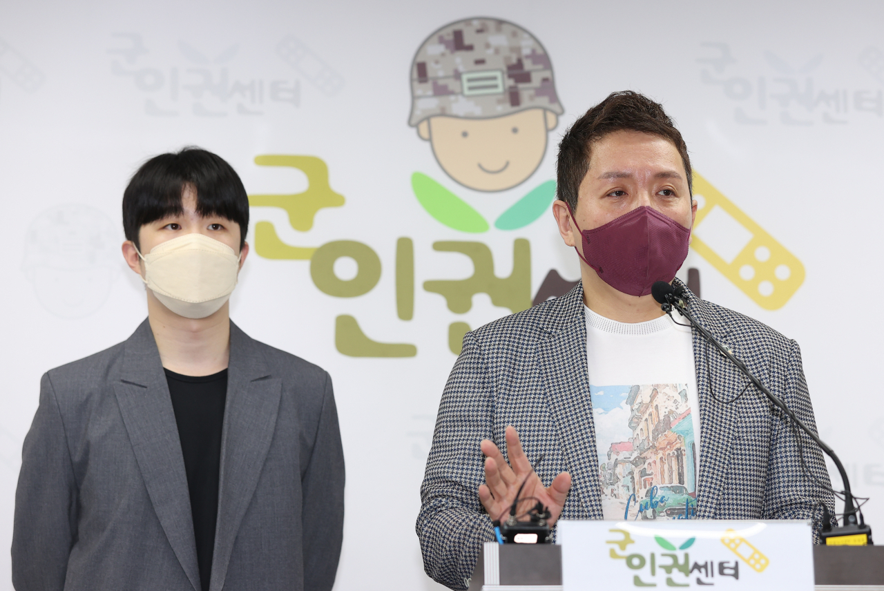 임태훈(오른쪽) 군인권센터 소장이 27일 오전 서울 마포구 군인권센터에서 열린 공군 제20전투비행단 강모 하사 사망 사건 초동 브리핑 기자회견에서 발언하고 있다. 옆은 김형남 군인권센터 사무국장. [연합]