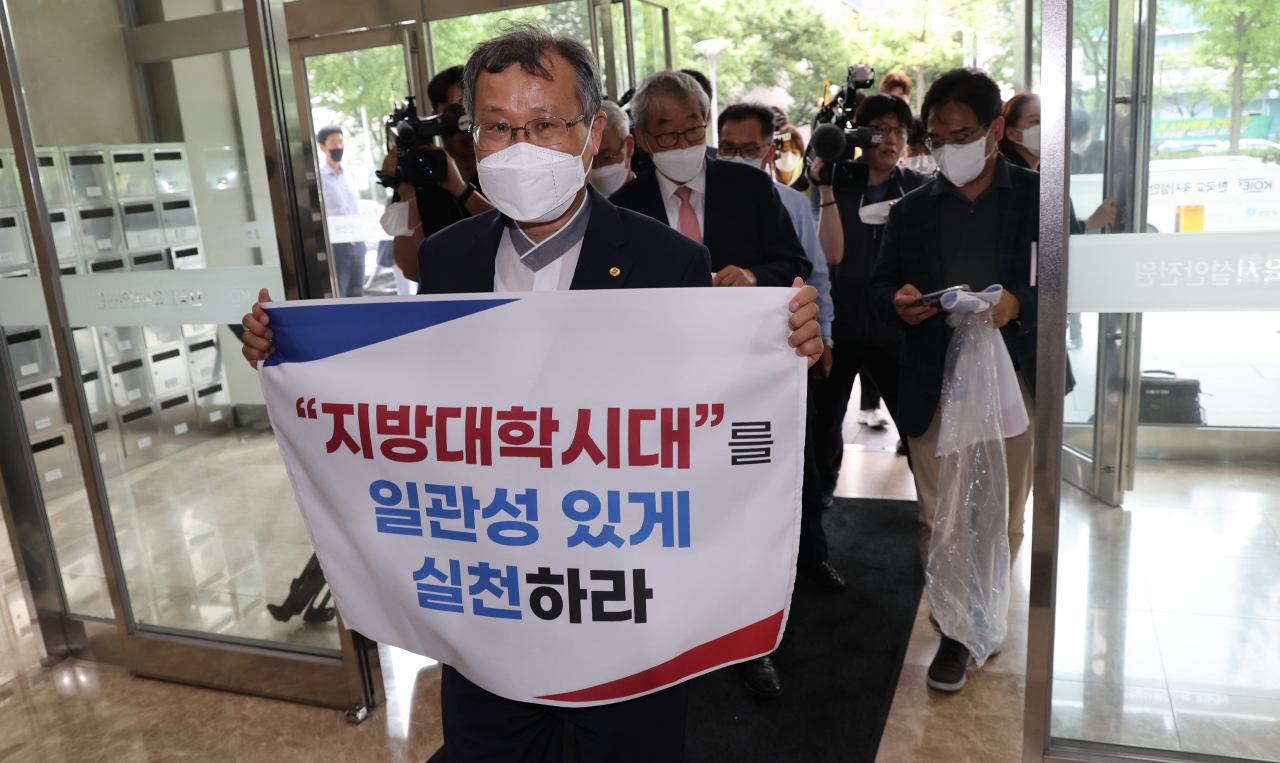 지난 7일 오후 손팻말을 든 박맹수 전북지역대학총장협의회장(원광대 총장)이 박순애 부총리 겸 교육부 장관과 반도체 학과 관련 간담회를 하기 위해 서울 영등포구 한국교육시설안전원에 들어가고 있다(사진은 기사 내용과 무관함). [연합]