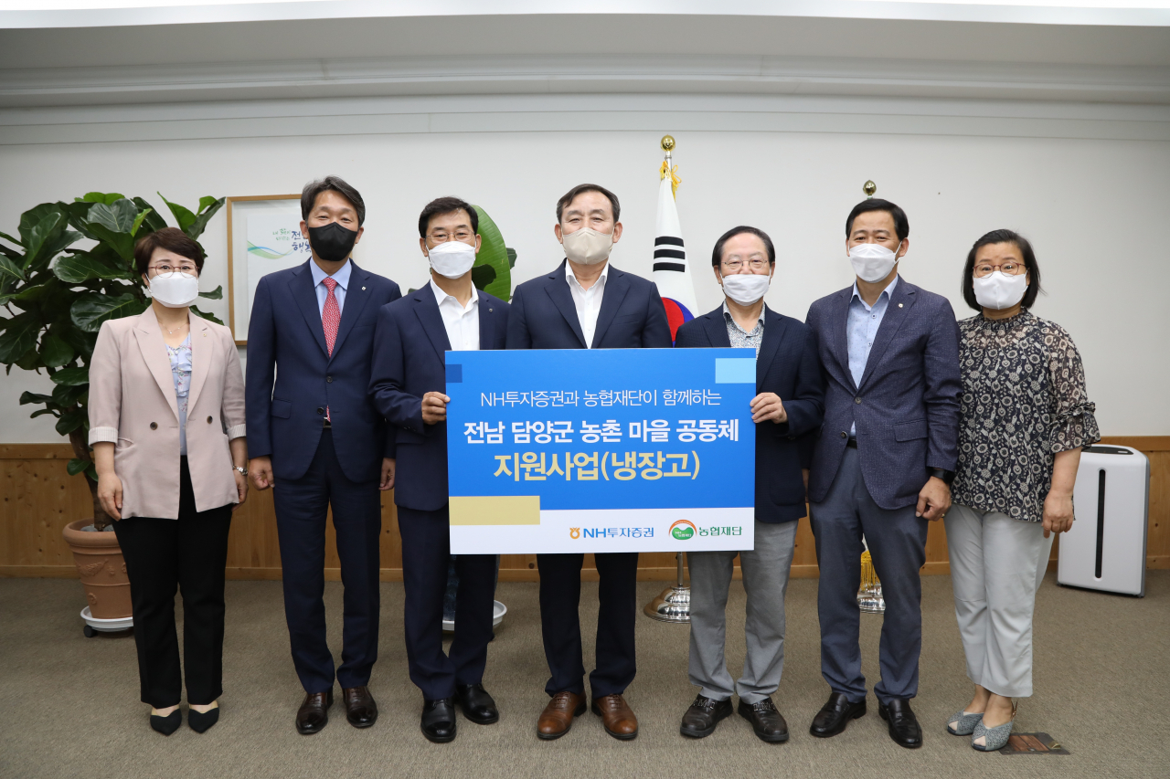 27일 NH투자증권이 전라남도 담양군 마을공동체에 냉장고 74대를 기부하고 기념 촬영하고 있다. 왼쪽부터 한인숙 NH농협은행 단양구청출장소장, 이창기 NH농협은행 전남영업본부장, 김형신 NH투자증권 부사장, 이병노 담양군수, 강성남 단양군 복지재단 이사장, 이재연 담양군 지부장, 김민지 담양군 주민복지과장. [NH투자증권 제공]