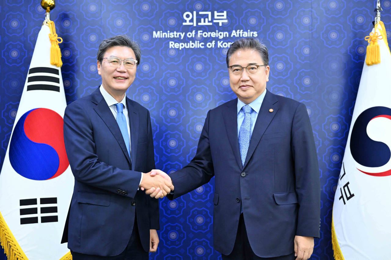 박진 외교부 장관(오른쪽)은 27일 김창범 전 주인도네시아 대사에게 태평양도서국 담당 정부대표 임명장을 수여했다. [외교부 제공]