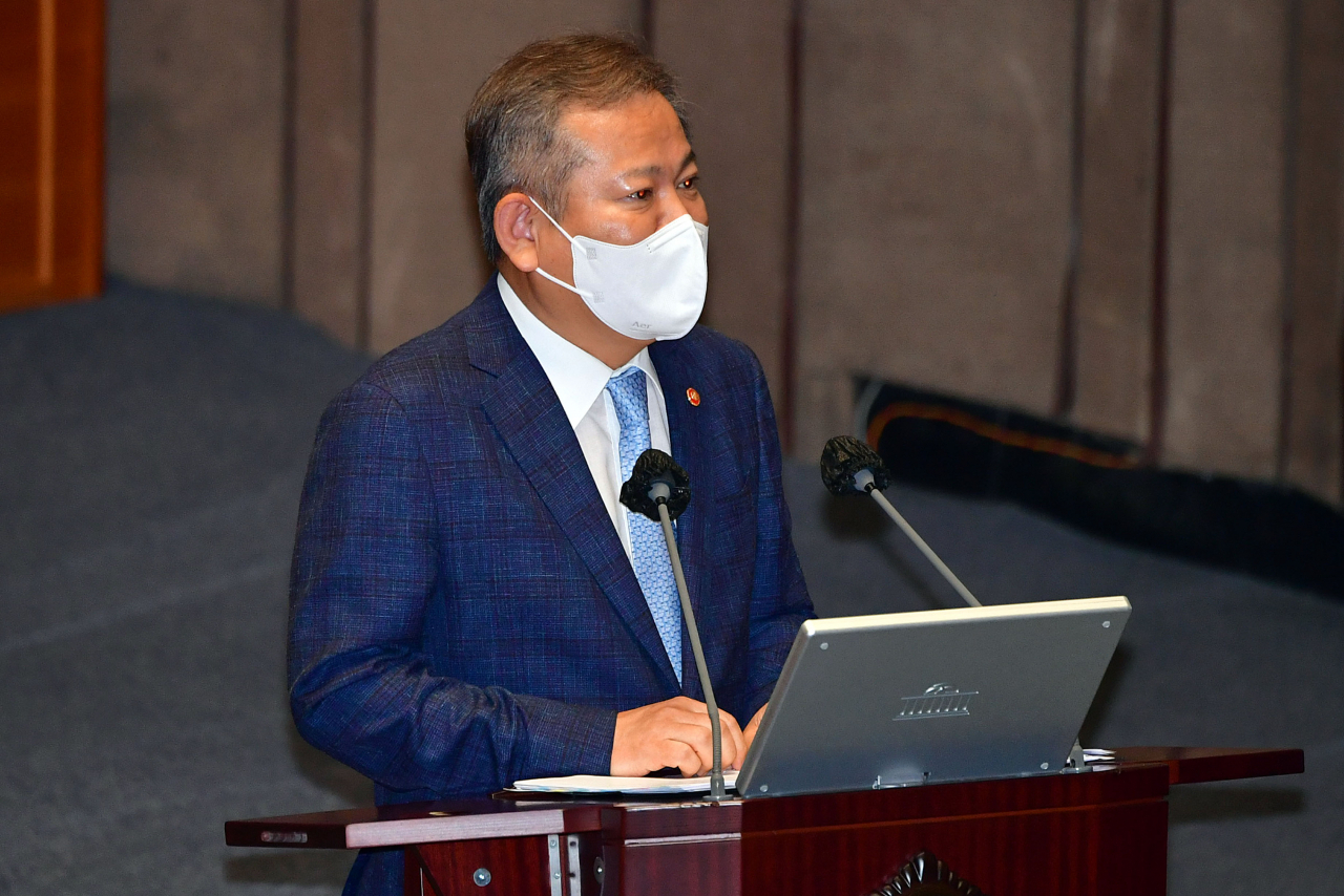 이상민 행정안전부 장관이 27일 오후 국회에서 열린 교육·사회·문화 분야 대정부질문에서 더불어민주당 한정애 의원의 질문에 답하고 있다. [연합]