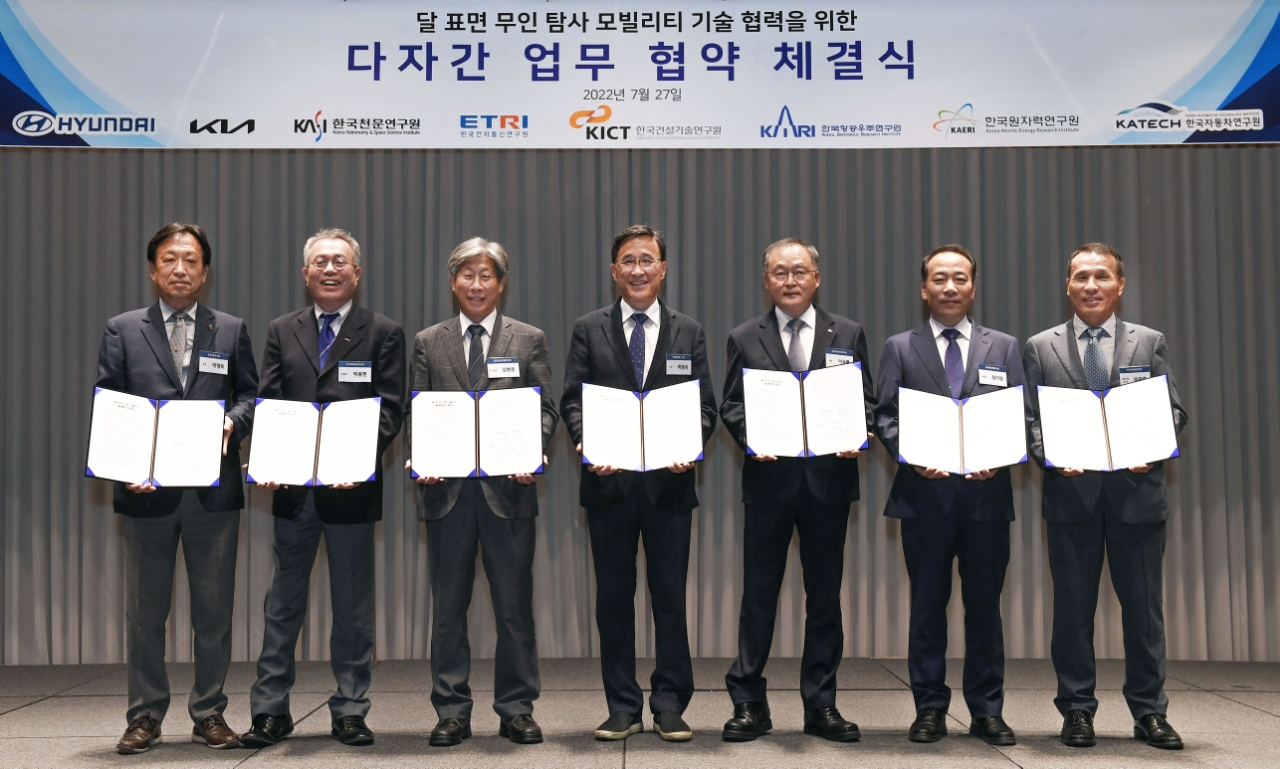 27일 대전 롯데시티 호텔에서 진행된 달 표면 무인 탐사 모빌리티 개발을 위해 공동연구 협약 체결식. 왼쪽부터 박영득 한국천문연구원장, 박종현 한국전자통신연구원 부원장, 김현준 한국건설기술연구원 연구부원장, 박정국 현대차·기아 연구개발본부장, 이상률 한국항공우주연구원장, 정지영 한국원자력연구원 부원장, 임광훈 한국자동차연구원 경영지원본부장.[한국천문연구원 제공]