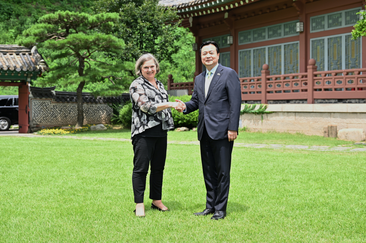 조현동 외교부 1차관(오른쪽)이 27일 빅토리아 눌런드 미 국무부 정무차관과 만나 악수하고 있다. [외교부 제공]