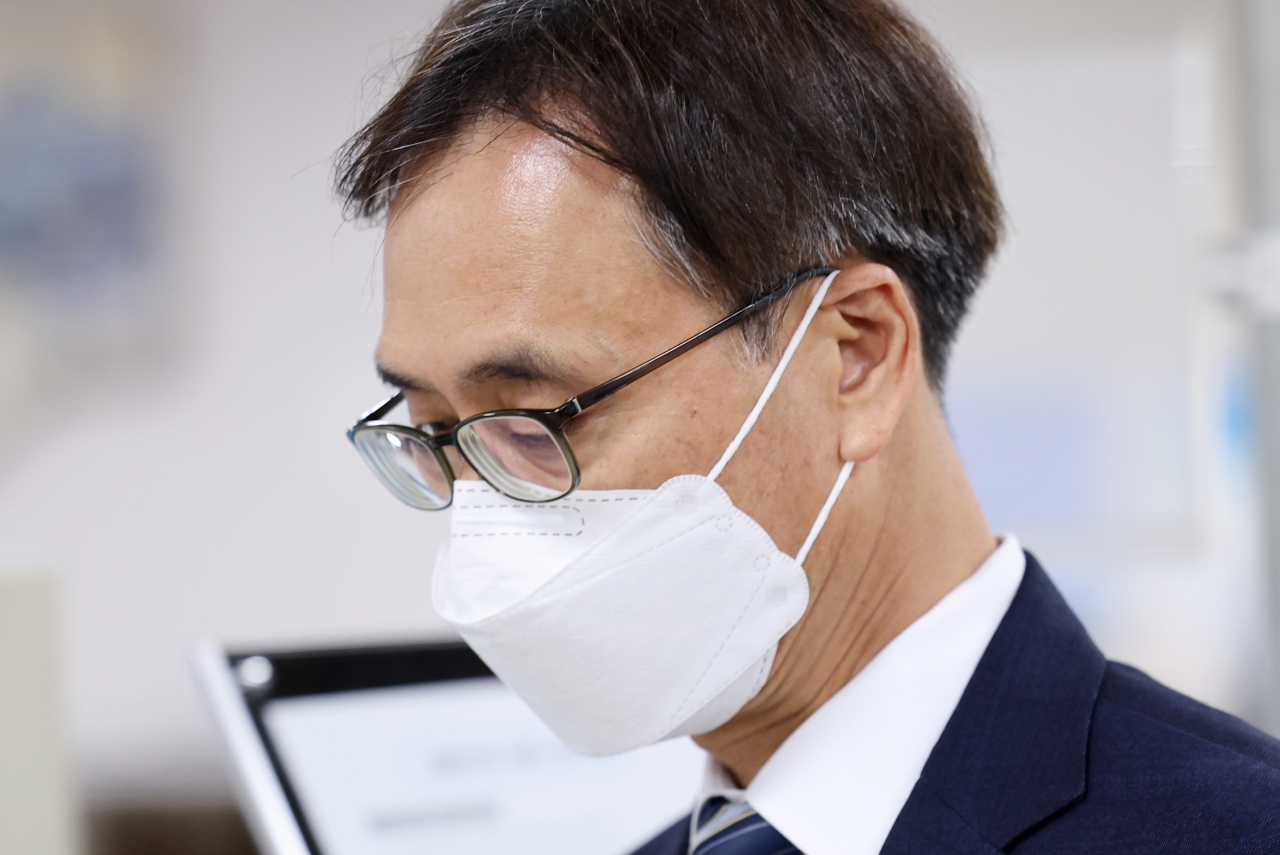 정진웅 법무연수원 연구위원(차장검사)이 21일 오후 항소심 선고공판이 열리는 서울 서초구 서초동 서울고등법원 법정으로 들어가고 있다. 정 연구위원은 서울중앙지검 형사1부 부장검사였던 2020년 7월 당시 검사장이었던 한동훈 법무부 장관의 휴대전화 유심칩을 압수하려다 한 장관을 폭행한 혐의로 1심에서 유죄 판결을 받았다. [연합]