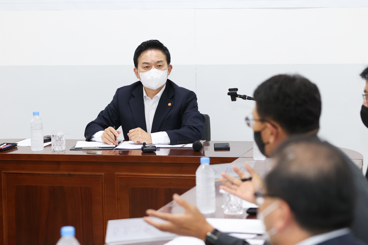 원희룡 국토부 장관은 27일 경남 김해시 진영국토관리사무소에서 부정부패 카르텔 청산 대책 관련 5개 국토관리청장 긴급회의를 개최했다. [국토교통부 제공]