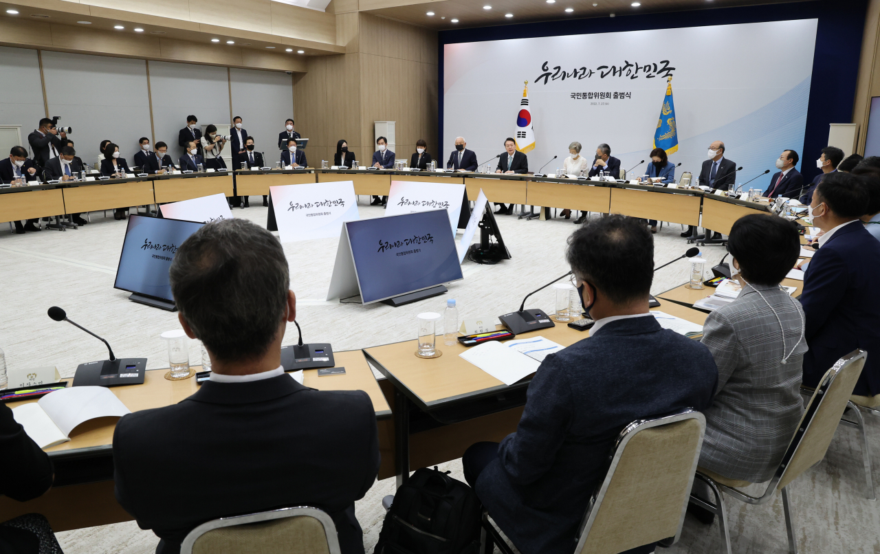 윤석열 대통령이 27일 오후 서울 용산 대통령실 청사에서 열린 국민통합위원회 출범식에서 발언을 하고 있다. [연합]