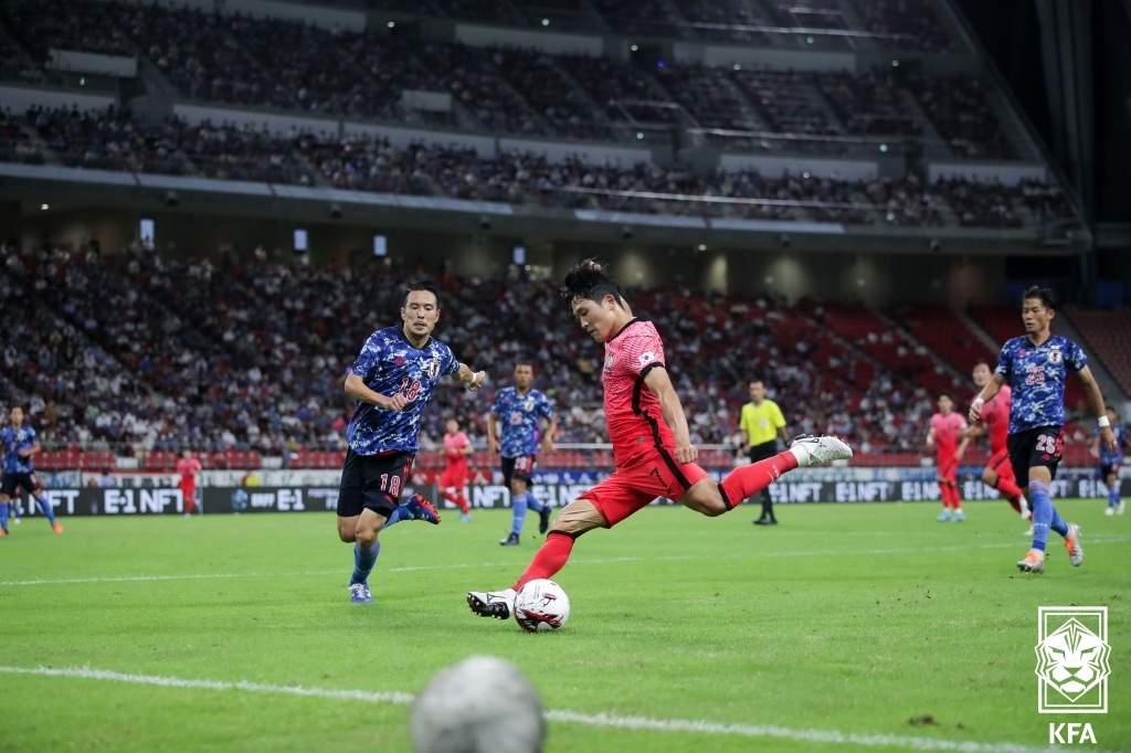 27일 일본 아이치현 도요타시 도요타 스타디움에서 열린 2022 동아시아축구연맹(EAFF) E-1 챔피언십(동아시안컵) 남자부 한국과 일본의 경기. 한국 나상호가 슛하고 있다. [연합]
