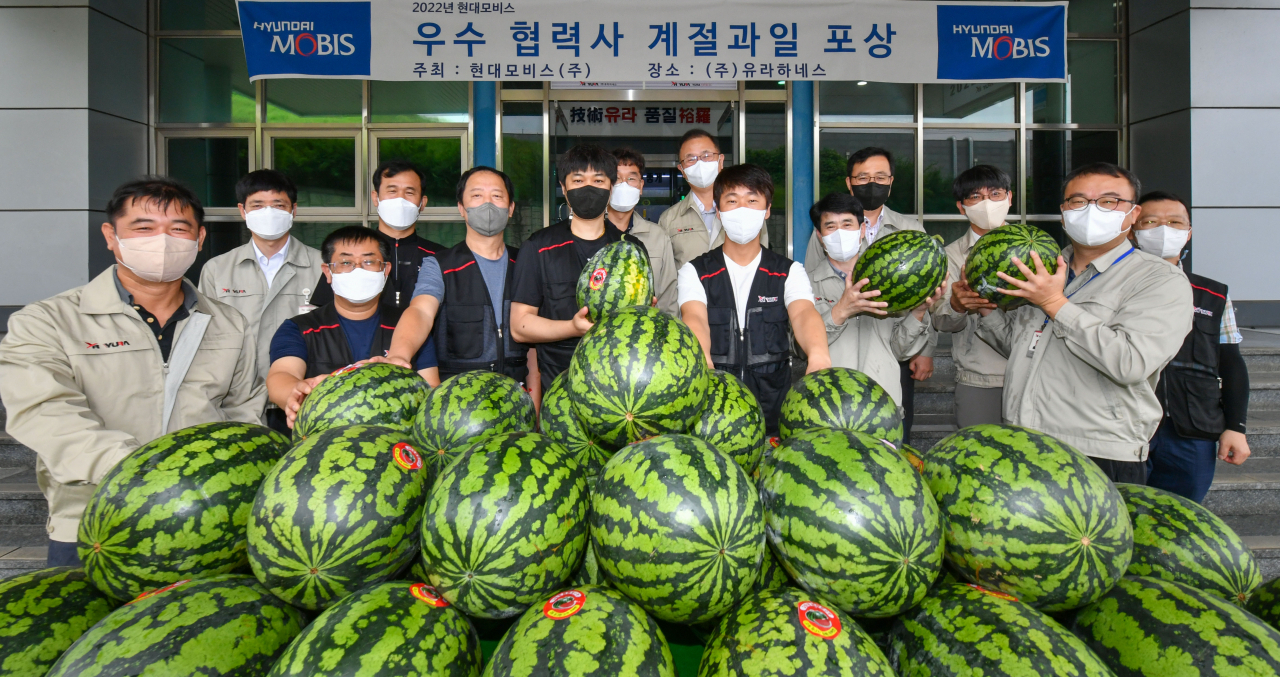 현대모비스가 지난 27일 경기도 화성시에 있는 유라하네스에서 계절과일과 감사장을 전달하고 있다. [현대모비스 제공]