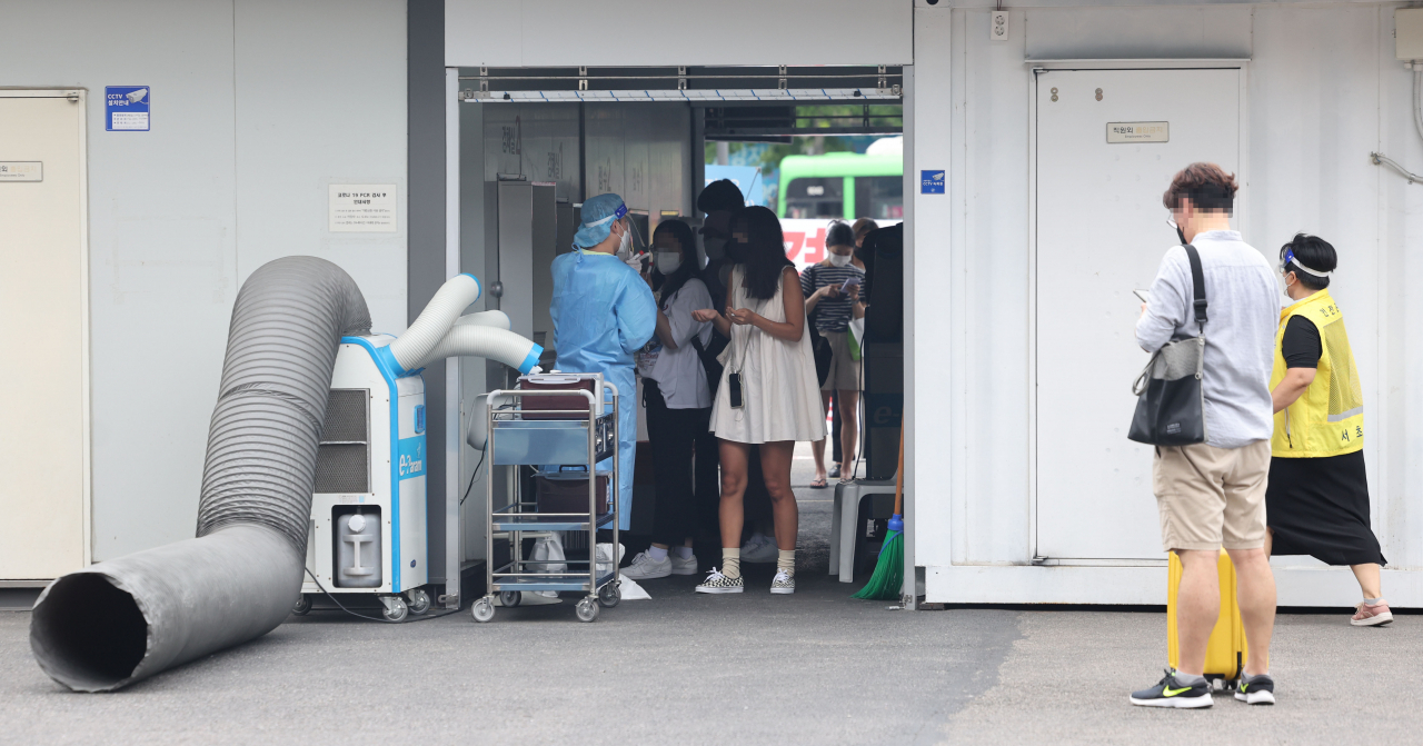 27일 오후 서울 서초구 서울고속버스터미널 코로나19 임시선별검사소에서 시민들이 검사를 위해 대기하고 있다. [연합]