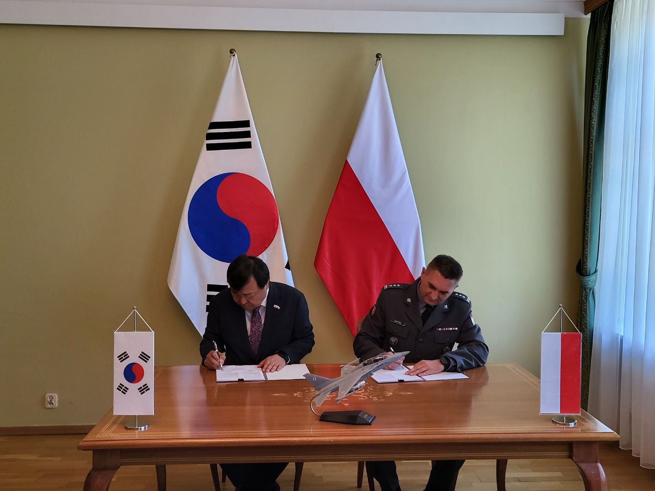 안현호(왼쪽) 한국항공우주산업(KAI)과 아르투르 쿱텔 폴란드 국방부 군비청장이 기본계약서에 서명하고 있다.