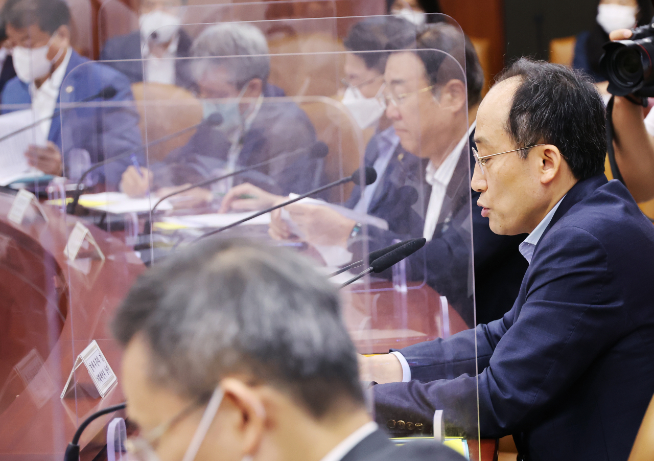 추경호 경제부총리 겸 기재부 장관이 28일 정부서울청사에서 열린 '제1차 경제 규제혁신 TF회의'를 주재하며 발언하고 있다. 그는 “현장대기 프로젝트 애로 해소를 통해 1조6000억원 플러스알파(+&alpha;)의 신규 투자가 창출될 것으로 기대된다”며 “신산업, 보건·의료, 환경 등 민간의 투자와 활력을 저해하는 핵심 규제도 적극적으로 발굴했다”고 설명했다. [연합]