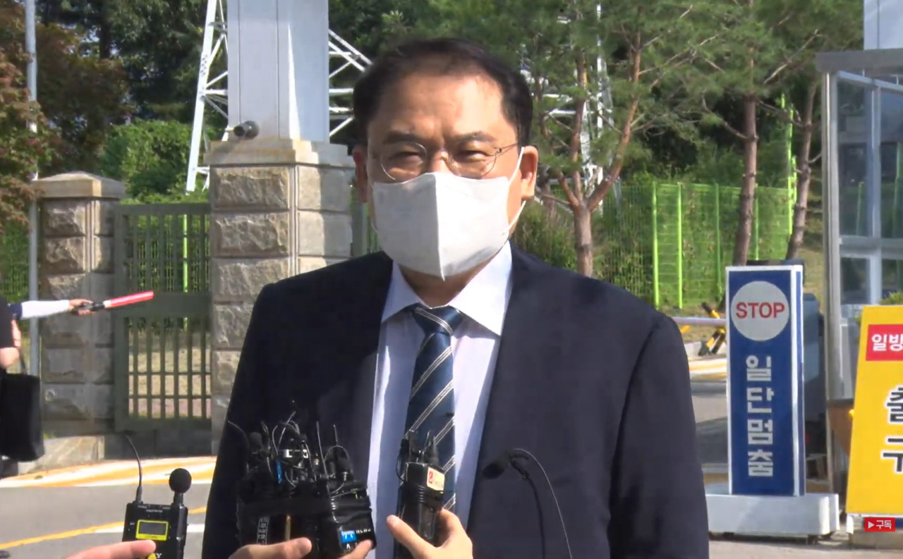 김성진 아이카이스트 대표의 새로운 법률대리인으로 선임된 강신업 변호사가 28일 서울구치소 앞에서 기자들과 만나고 있다. [강신업tv]
