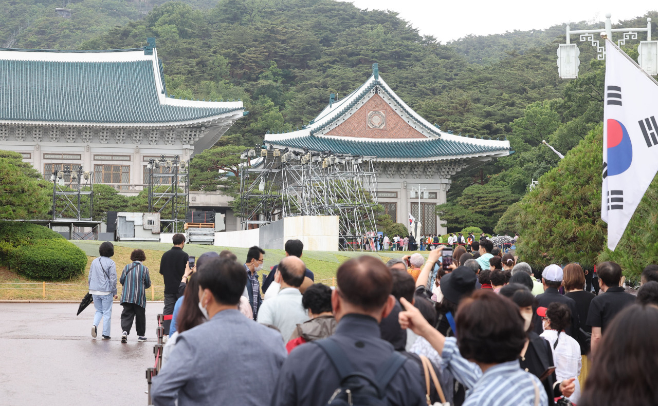 Visitors wait in line to enter the main office of Cheong Wa Dae on June 15. (Yonhap)