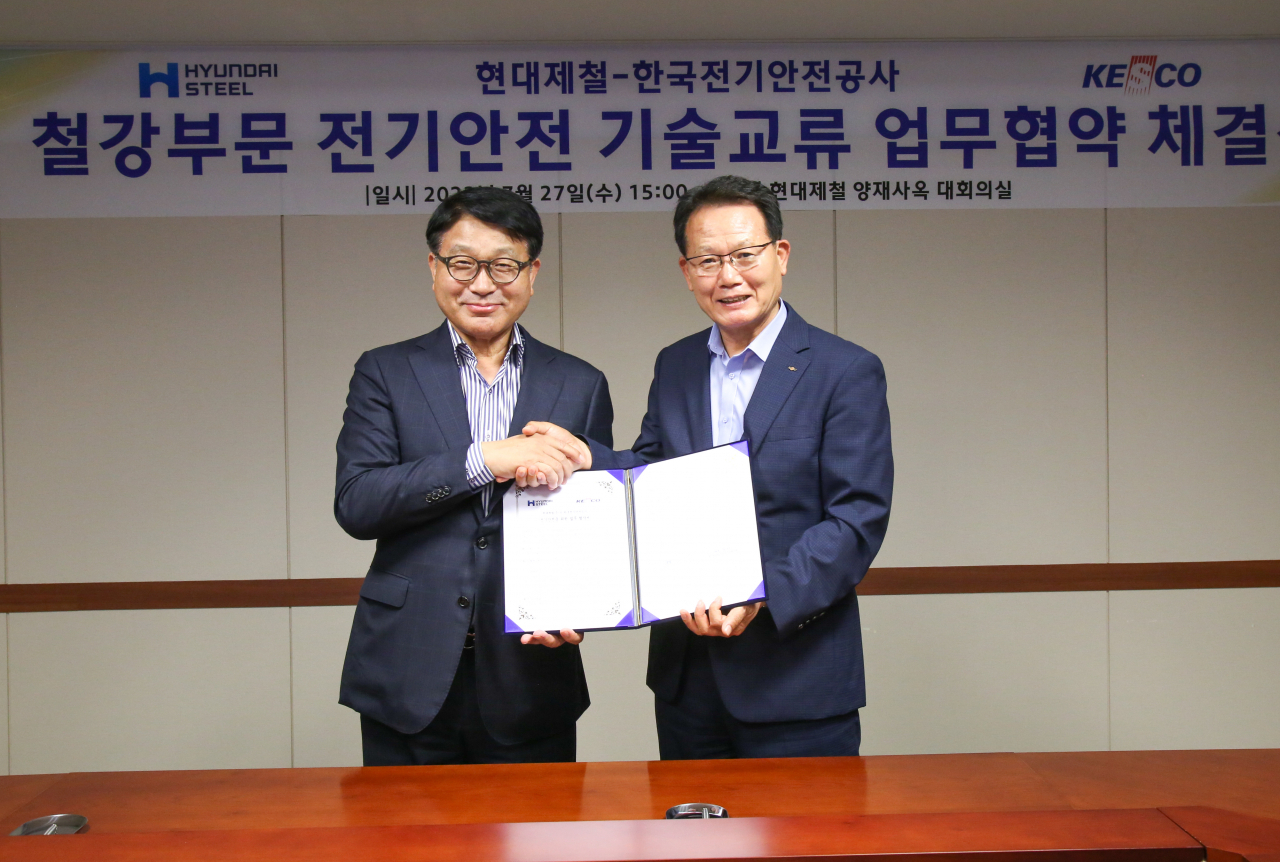 안동일(왼쪽) 현대제철 사장과 박지현 한국전기안전공사 사장이 지난 27일 열린 MOU 체결식에서 기념사진을 촬영하고 있다. [현대제철 제공]