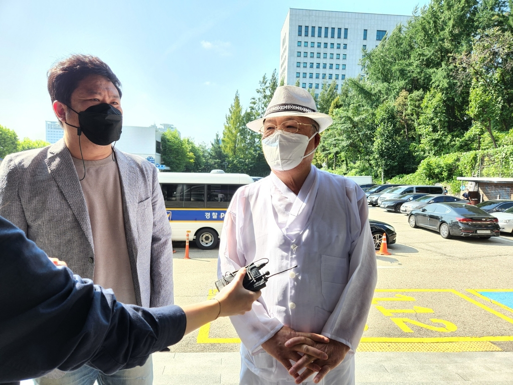 백은종 서울의소리 대표가 28일 서울 서초경찰서 소환 조사에 들어가기 전 취재진을 만나 발언하고 있다. [연합]