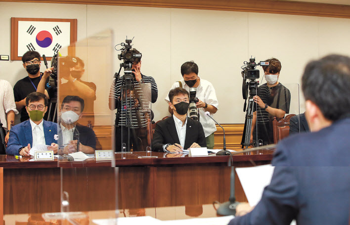 이창용(왼쪽) 한국은행 총재와 이복현 금융감독원장이 ▷미국 FOMC 주요 결과 및 국제 금융시장 동향 ▷내외 금리 차 역전에 따른 금융시장 영향 ▷유럽 지역 리스크 요인 점검 및 평가를 안건으로 28일 서울 중구 은행회관에서 열린 비상거시경제금융회의에 참석해 추경호 경제부총리 겸 기획재정부 장관의 모두발언을 듣고 있다. 임세준 기자