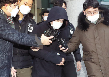 알고 지내던 여성을 살해한 뒤 금품을 빼앗고, 시신 유기를 도운 공범도 살해한 혐의 등으로 기소된 권재찬(가운데).  [연합]