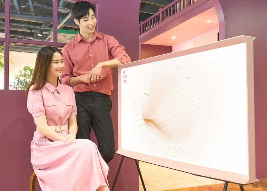 삼성전자 모델이 라이프스타일 TV ‘더 세리프’ 블라썸 핑크 제품을 소개하고 있는 모습.[삼성전자 제공]