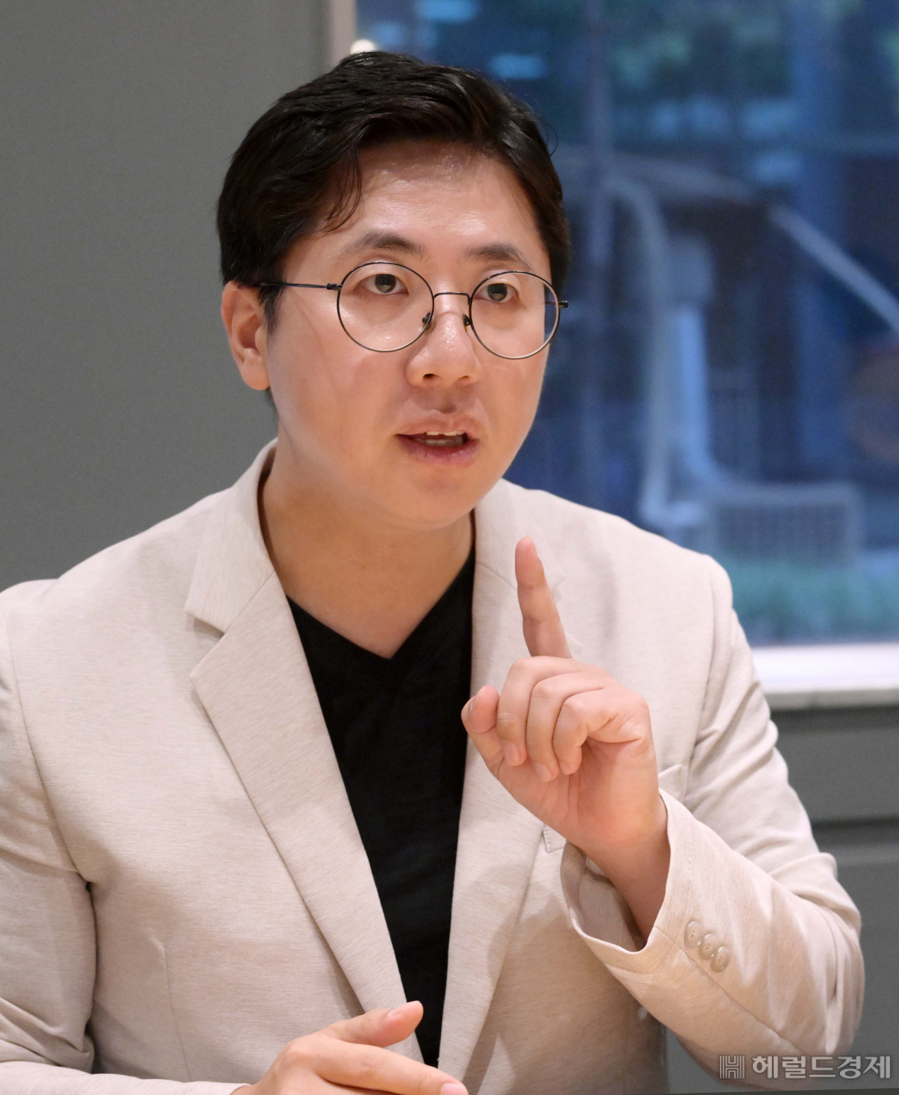 더불어민주당 당 대표 예비후보인 이동학(40) 전 최고위원이 지난 27일 서울 여의도 한 카페에서 헤럴드경제와 인터뷰하고 있다. [사진=이상섭 기자]
