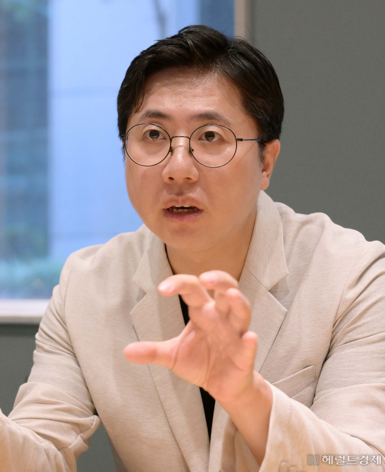 더불어민주당 당 대표 예비후보인 이동학(40) 전 최고위원이 지난 27일 서울 여의도 한 카페에서 헤럴드경제와 인터뷰하고 있다. [사진=이상섭 기자]