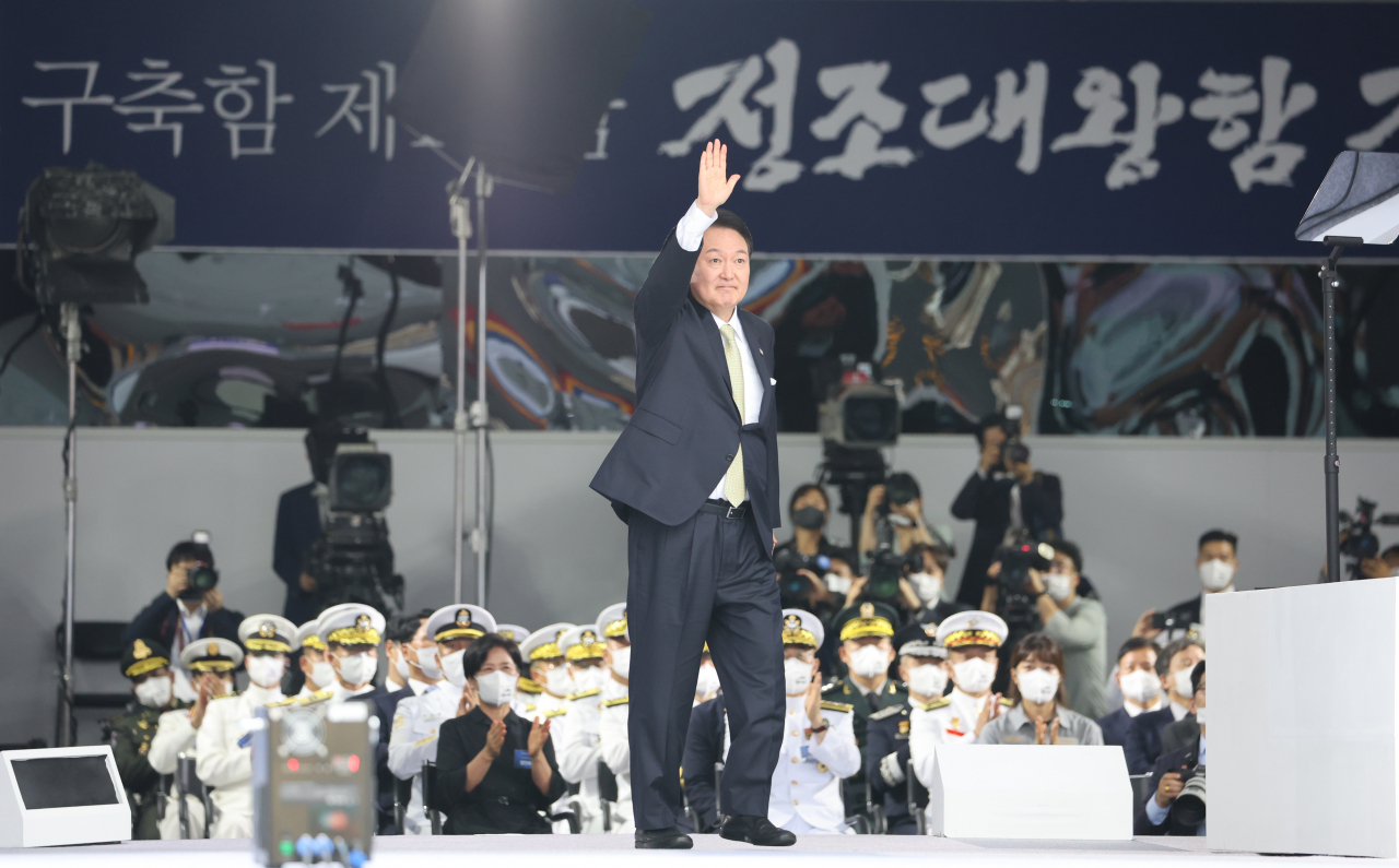 윤석열 대통령이 28일 오전 울산시 현대중공업에서 열린 차세대 이지스구축함 정조대왕함 진수식에 참석, 축사에 앞서 인사하고 있다. [연합]