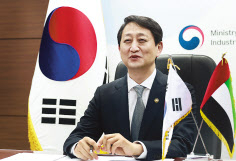 안덕근 산업통상자원부 통상교섭본부장이 20일 서울 중구 대한상공회의소 영상회의실에서 타니 빈 아흐메드 알 제유디 UAE 대외무역 국무장관과 화상 면담을 하고 있다. [연합]