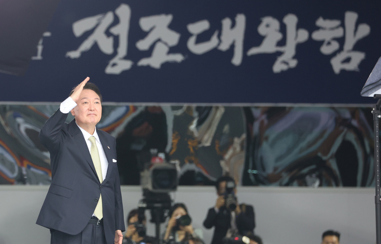 윤석열 대통령이 28일 오전 울산시 현대중공업에서 열린 차세대 이지스구축함 정조대왕함 진수식에 참석, 축사에 앞서 인사하고 있다. [연합]