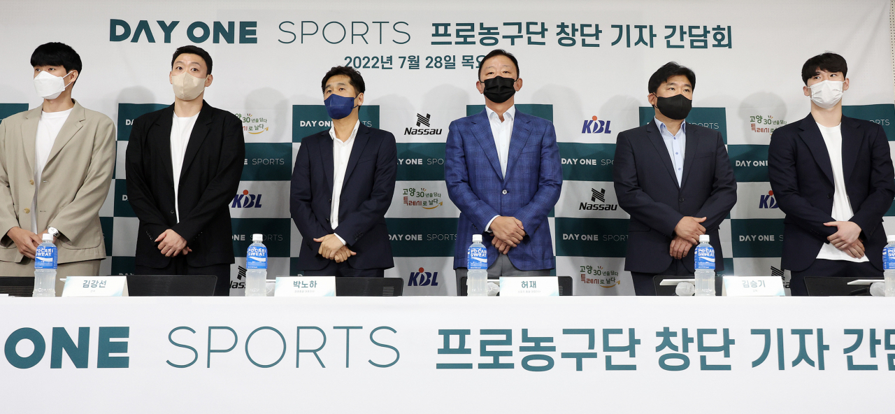 28일 오전 서울 강남구 KBL센터에서 열린 프로농구 고양 데이원 창단 기자간담회에서 박노하 경영총괄 대표이사, 허재 스포츠 총괄 대표이사와 김승기 감독과 선수들이 참석하고 있다. 왼쪽부터 전성현, 김강선, 박노하 경영총괄 대표이사, 허재 스포츠 총괄 대표이사, 김승기 감독, 이정현. 연합뉴스