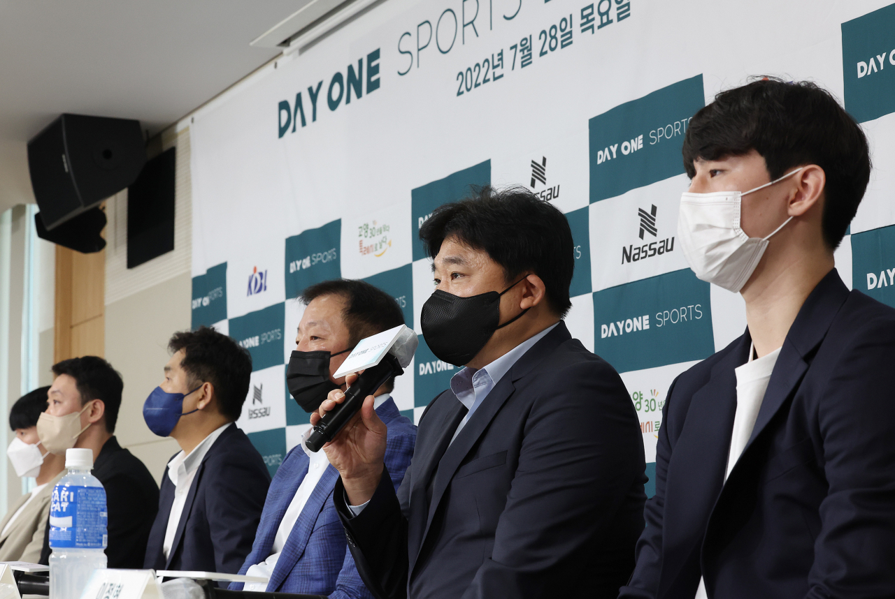 28일 오전 서울 강남구 KBL센터에서 열린 프로농구 고양 데이원 창단 기자간담회에서 김승기 감독이 소감을 말하고 있다. 왼쪽부터 전성현, 김강선, 박노하 경영총괄 대표이사, 허재 스포츠 총괄 대표이사, 김승기 감독, 이정현. 연합뉴스