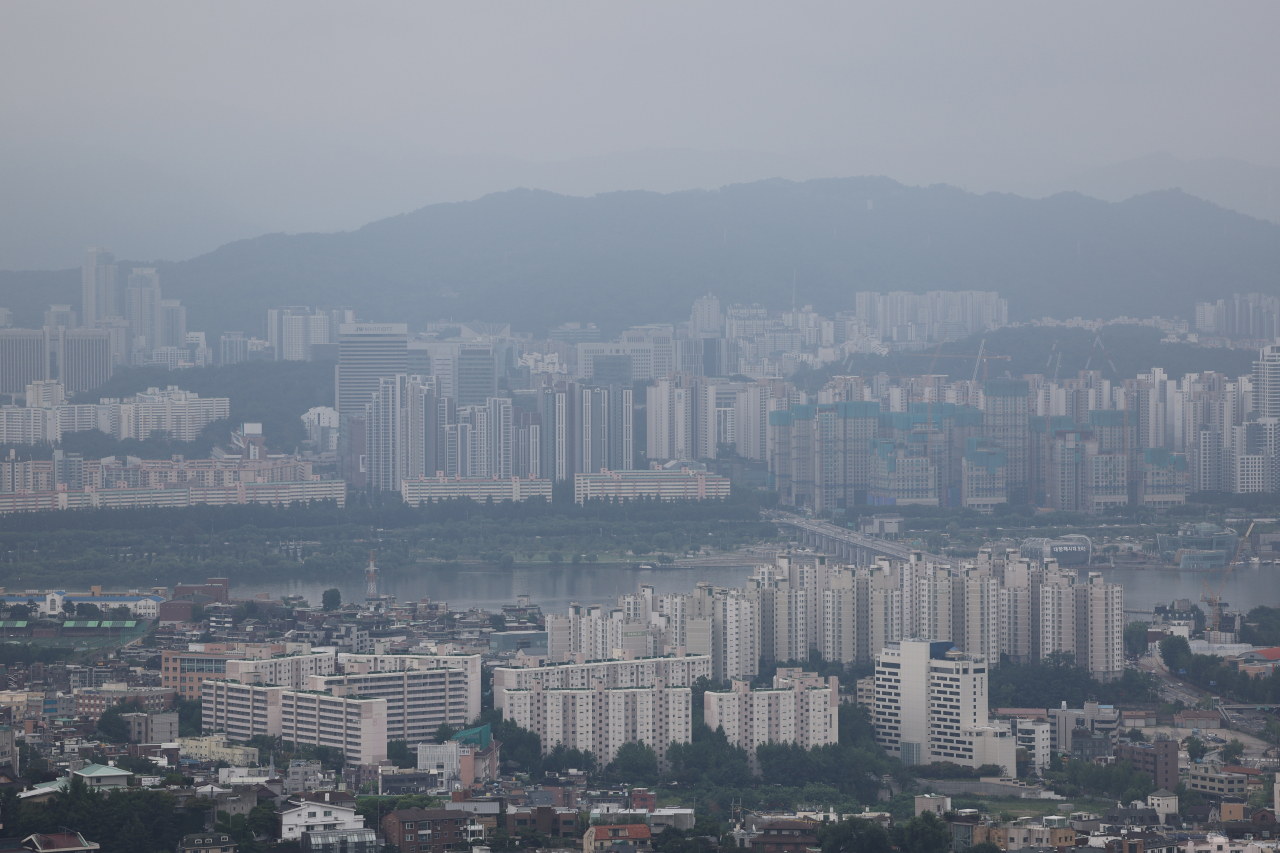최근 금리 인상과 집값 하락 우려 등으로 극심한 거래 절벽 현상이 지속되는 가운데 직거래가 폭증하고 있다. 사진은 24일 서울 남산에서 바라본 도심 아파트 단지. [연합]