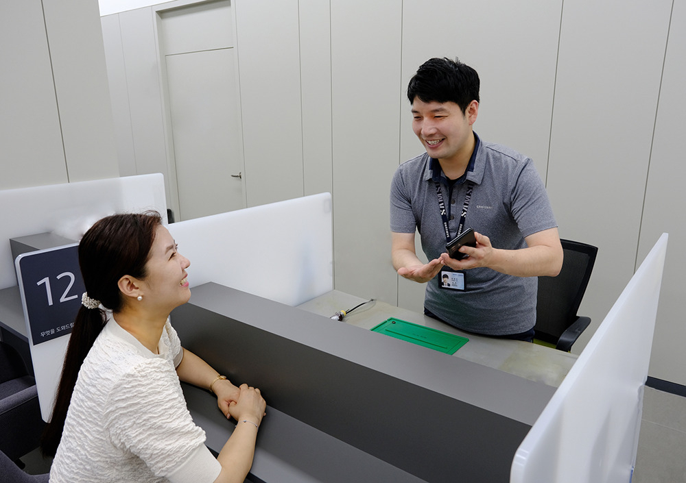 삼성전자가 갤럭시 스마트폰 사용자의 개인정보 유출 사고를 막을 수 있는 ‘수리 모드’ 서비스를 정식 공개했다. 사진은 삼성전자서비스센터 엔지니어가 고객에게 스마트폰 수리 서비스를 제공하는 모습. [삼성전자 제공]
