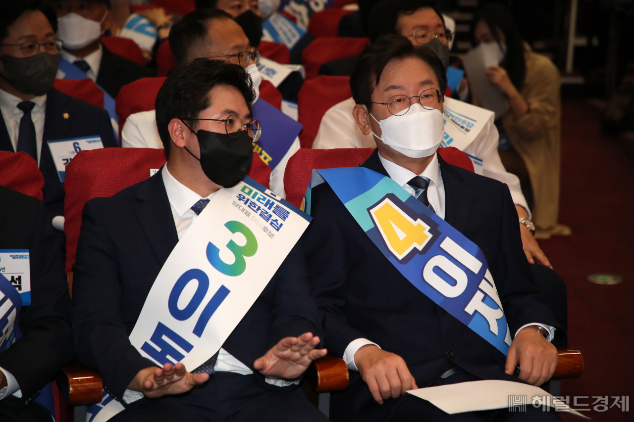 더불어민주당 이재명(오른쪽) 당 대표 예비후보가 28일 서울 여의도 국회 의원회관에서 열린 더불어민주당 당대표 및 최고위원 선출을 위한 예비경선대회에서 이동학(왼쪽) 예비후보와 대화를 나누고 있다. [사진=이상섭 기자]