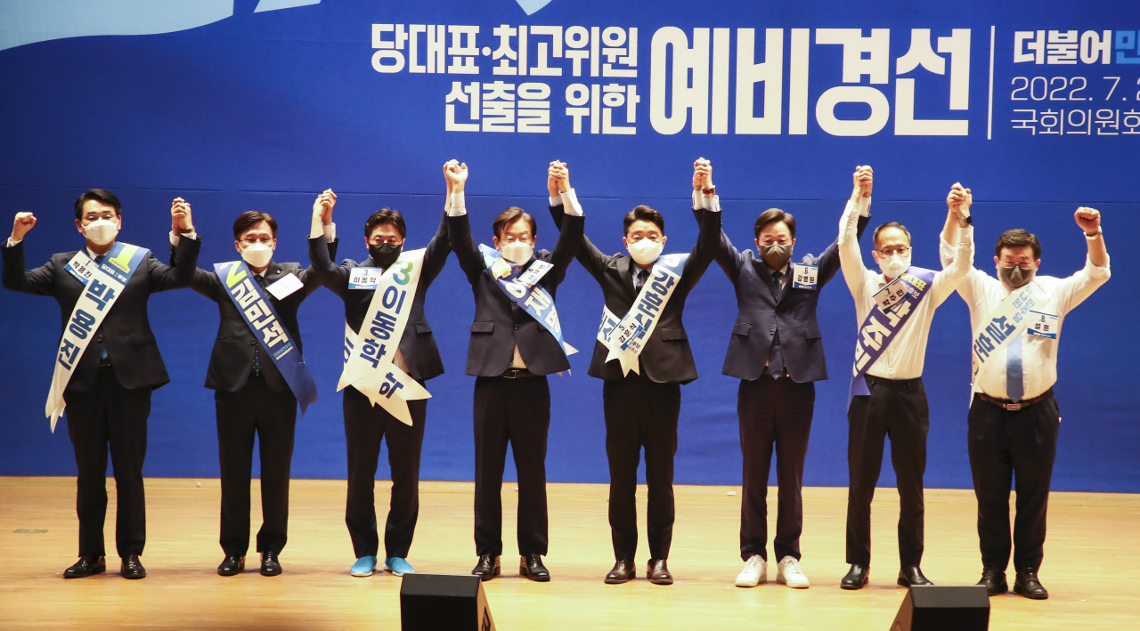 28일 오후 서울 여의도 국회 의원회관에서 열린 더불어민주당 당대표 및 최고위원 선출을 위한 예비경선대회에서 당대표 예비후보자들이 손을 들어 인사하고 있다. 왼쪽부터 박용진 김민석 이동학 이재명 강훈식 강병원 박주민 설훈. [연합]