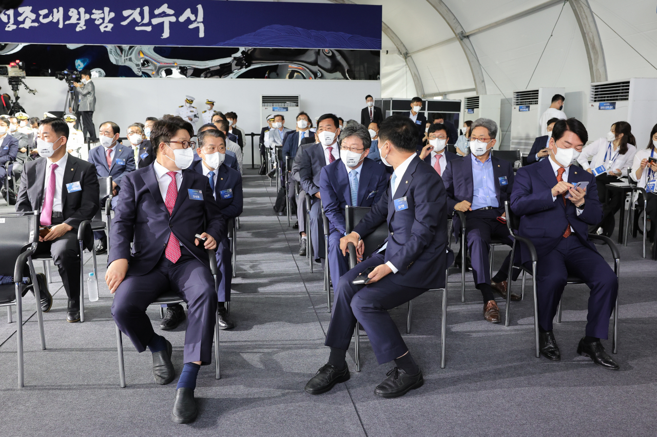권성동 국민의힘 당대표 직무대행 겸 원내대표와 유승민 전 의원이 28일 오전 울산시 현대중공업에서 열린 차세대 이지스구축함 정조대왕함 진수식에서 대화하고 있다. [연합]