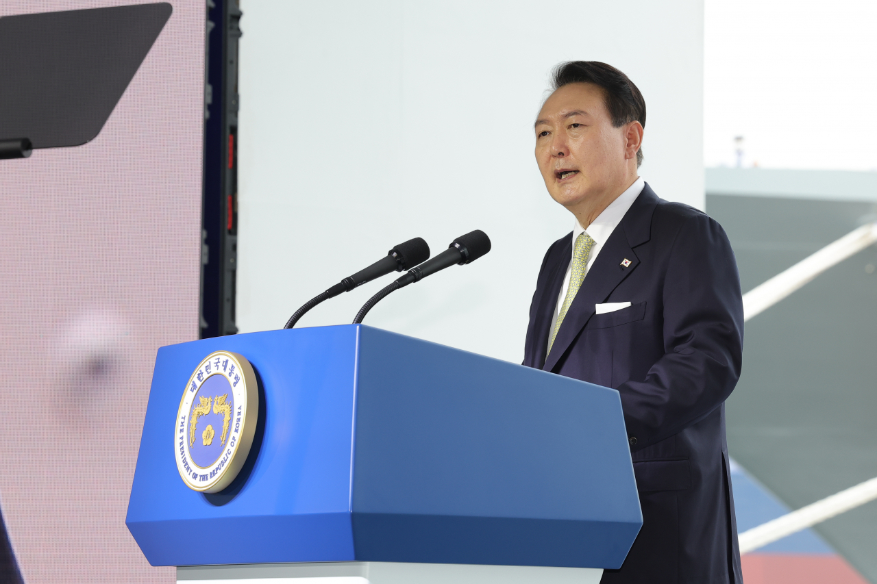 윤석열 대통령이 28일 오전 울산시 현대중공업에서 열린 차세대 이지스구축함 정조대왕함 진수식에서 축사를 하고 있다. [연합]