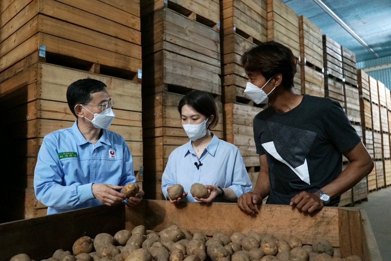 귀농 청년농부가 멘토와 함께 농심의 아산공장 감자저장고를 견학하고 있다. [농심 제공]